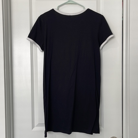 H&M women’s black t-shirt dress with white on sleeves and neck line in size M - Picture 4 of 4